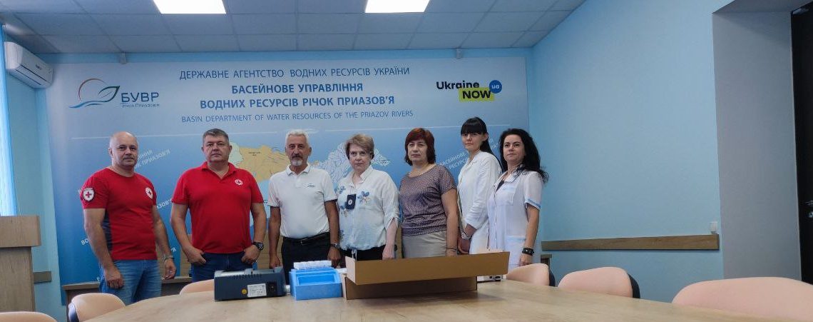 У рамках Меморандуму про співпрацю між Держводагентством та Українським Червоним Хрестом, Басейнове управління водних ресурсів річок Приазов’я 27 серпня 2025 року отримало новий комплект сучасних приладів для басейнової лабораторії моніторингу вод.